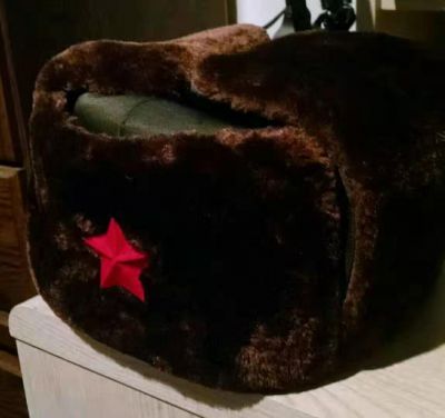 5.别在帽子上 fasten on the hat
