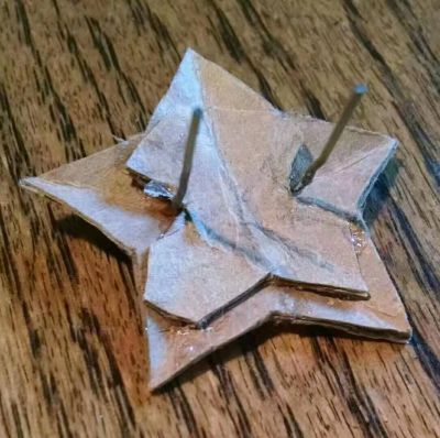 3.加厚并固定别针 glue one more layer & fastening pins
