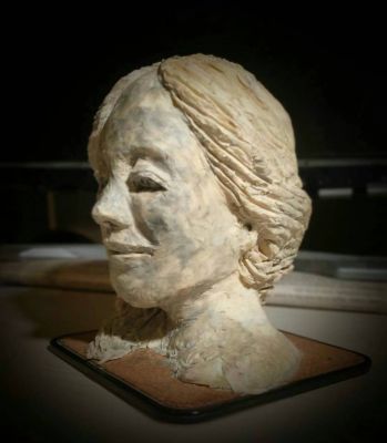 少女左侧 Youth left profile view
