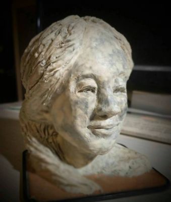 少女右前侧 Youth right front view
